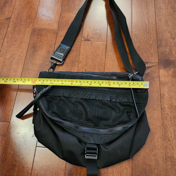 Lululemon black crossbody or fanny pack bag - Picture 3 of 10